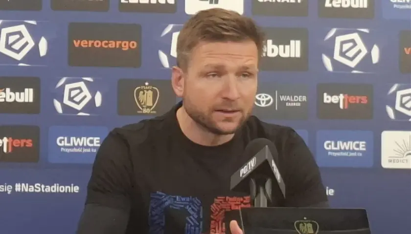 Daniel Myśliwiec, trener Piasta Gliwice, podczas konferencji prasowej.