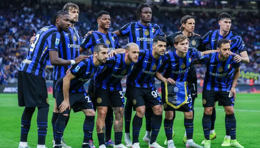 Piłkarze Interu Mediolan w czarno-niebieskich strojach, gotowi do gry. Ile razy Inter Mediolan wygrał Ligę Mistrzów? Trzy razy!