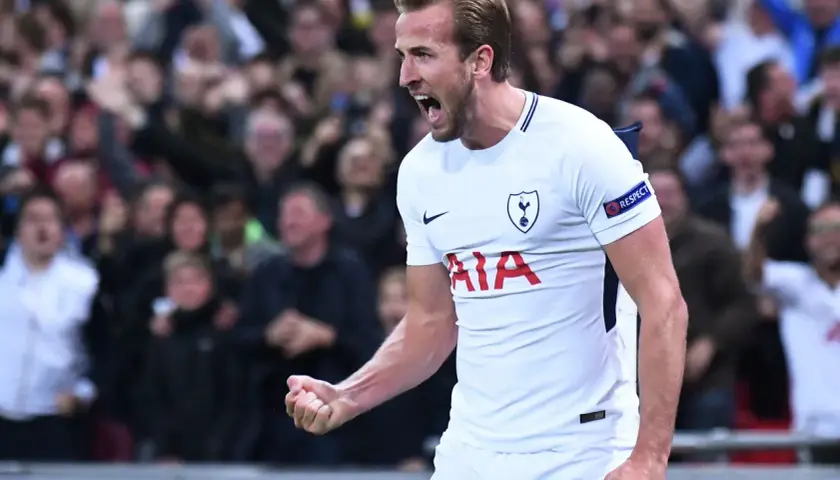 Harry Kane, jeden z najlepszych angielskich piłkarzy, świętuje zdobycie bramki.