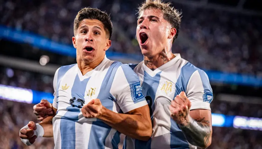 Dwóch piłkarzy Argentyny świętuje zwycięstwo nad Brazylią.