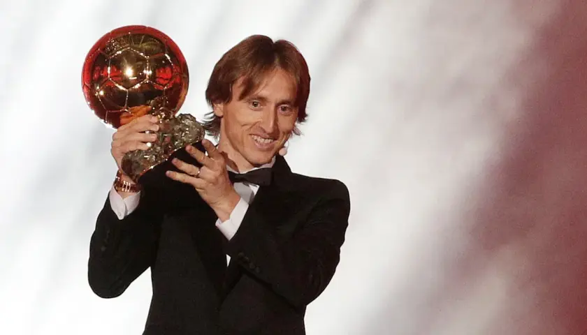 Luka Modrić z dumą prezentuje swoją Złotą Piłkę, symbol triumfu i niezapomnianego roku w karierze.