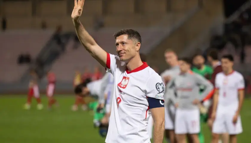 Robert Lewandowski, jeden z najlepszych strzelców reprezentacji Polski, pozdrawia kibiców.