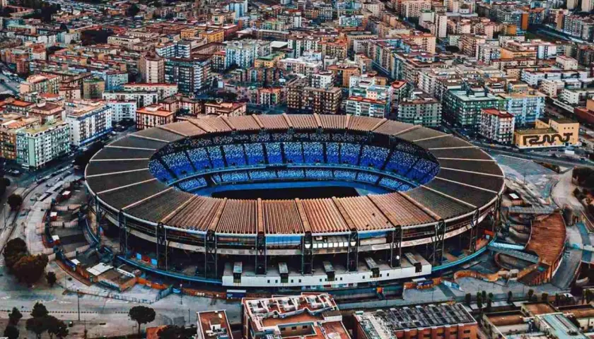 Stadion w Neapolu, potencjalne miejsce Euro 2032, otoczony gęstą zabudową miejską.