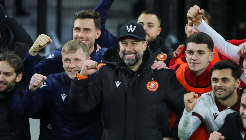 Uśmiechnięci piłkarze i sztab Widzewa świętują sukces. Czy to efekt udanych widzew transfery?