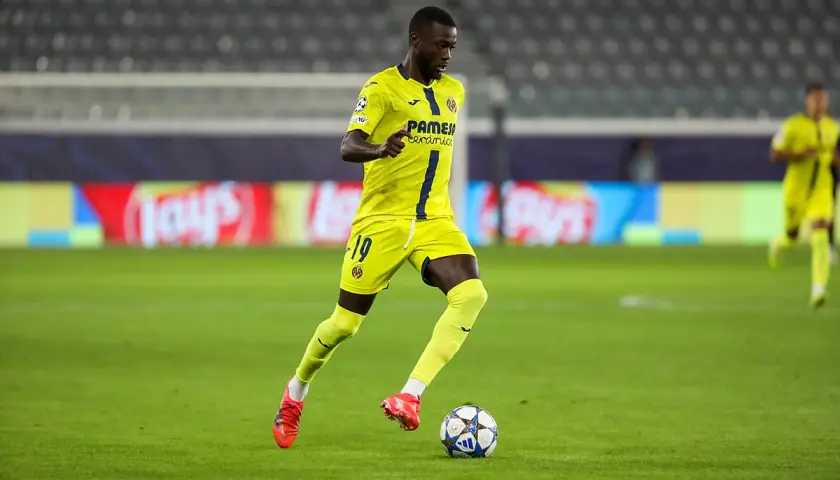 Piłkarz Villarrealu z numerem 19 na koszulce prowadzi piłkę na boisku. Składy: Valencia CF – Villarreal.