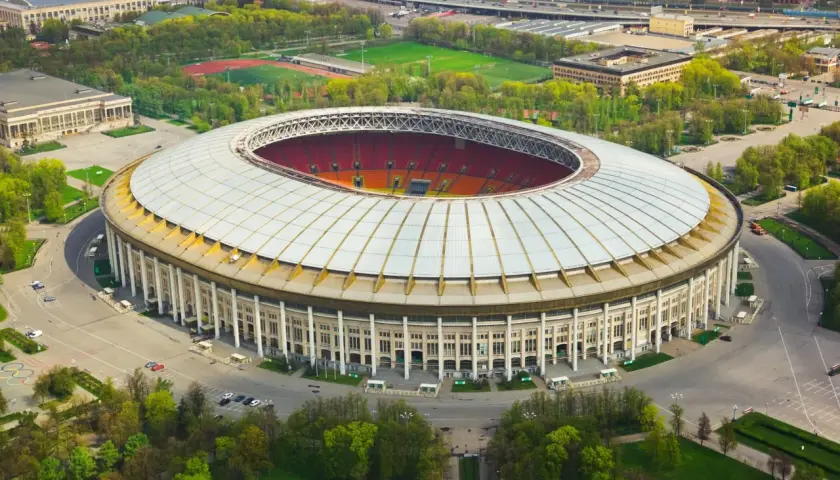 Stadion Łużniki w Moskwie, gdzie grają moskiewskie kluby piłkarskie, otoczony zielenią i drogami.