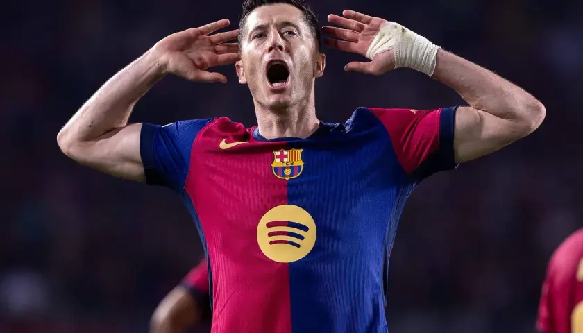 Robert Lewandowski, jeden z najlepszych strzelców Barcelony w historii, świętuje bramkę.