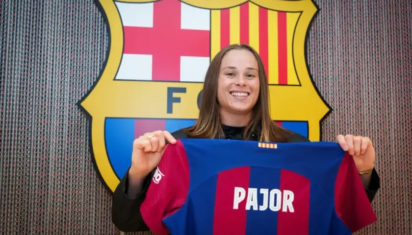 Ewa Pajor prezentuje nową koszulkę FC Barcelony.