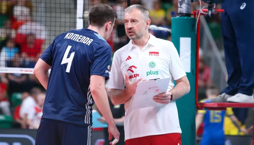 Rozgrywający reprezentacji Polski, Jakub Kochanowicz, słucha wskazówek trenera podczas meczu.