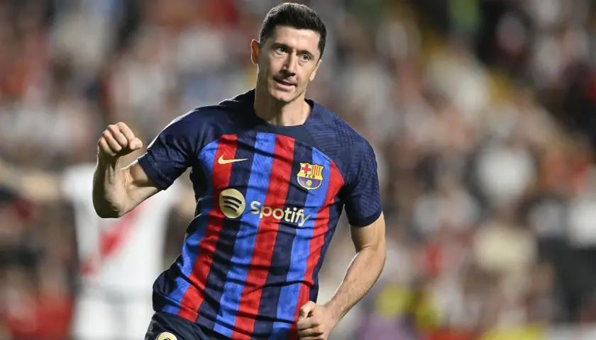 Robert Lewandowski w koszulce FC Barcelony, który rozegrał najwięcej meczów w Lidze Mistrzów, cieszy się z bramki.