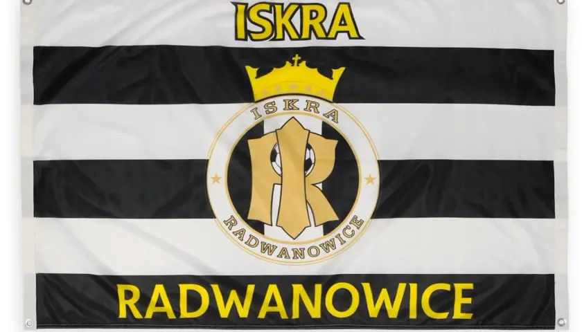 Sektorówka z herbem klubu "Iskra Radwanowice" i napisem "ISRA" oraz "RADWANOWICE".