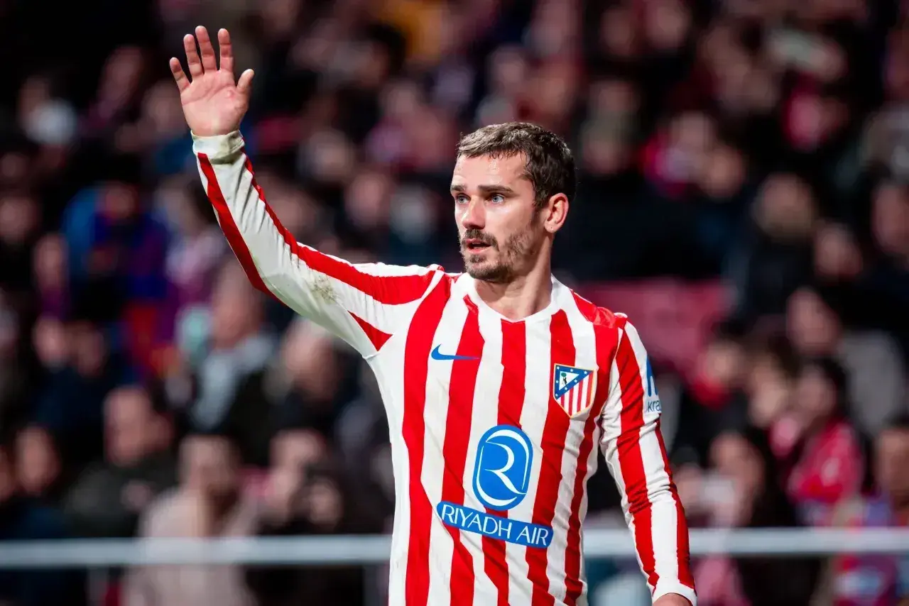 Grizman w koszulce Atletico Madryt pozdrawia kibiców.