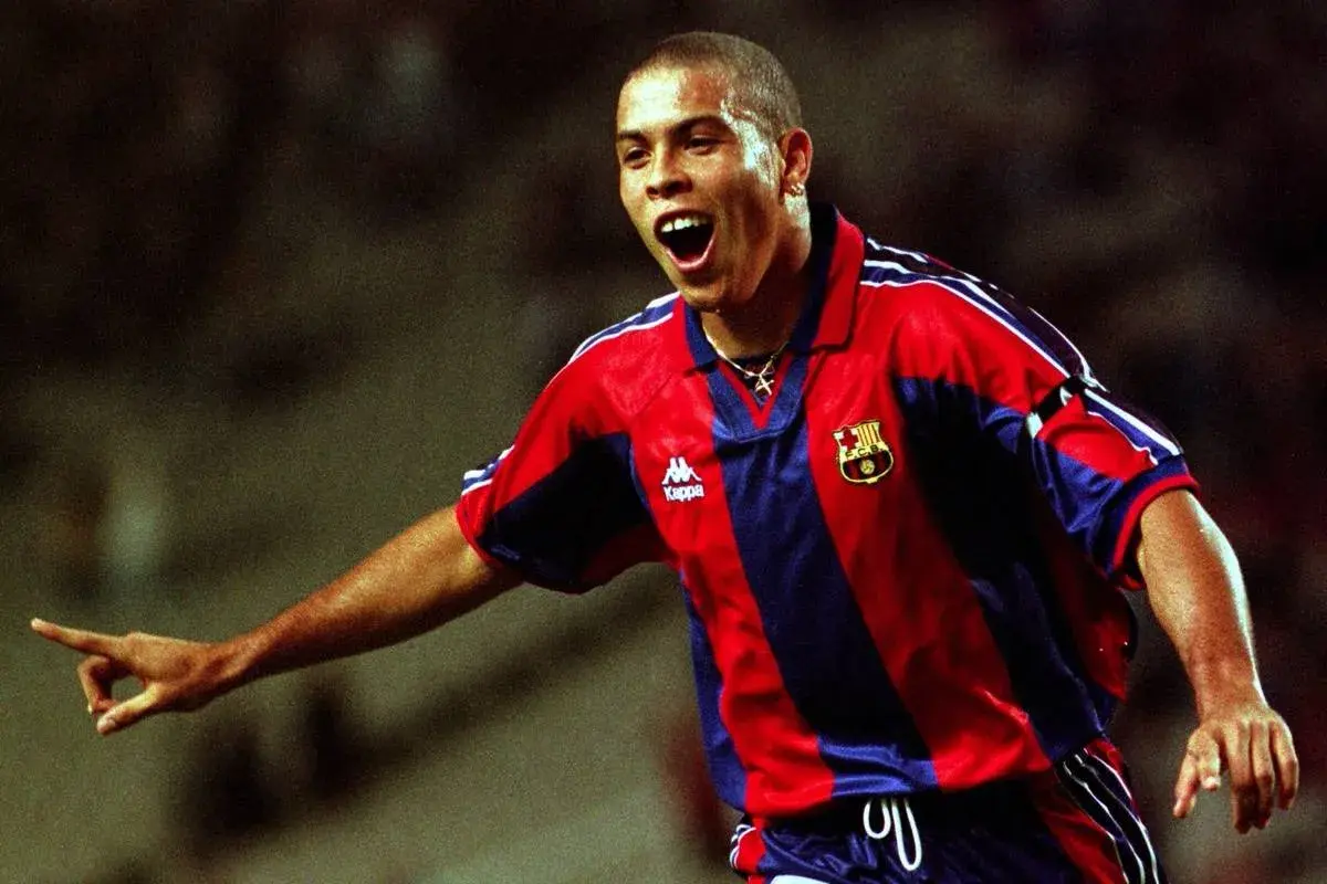 Ronaldo, jedna z największych legend Barcelony, w ikonicznej koszulce z lat 90.
