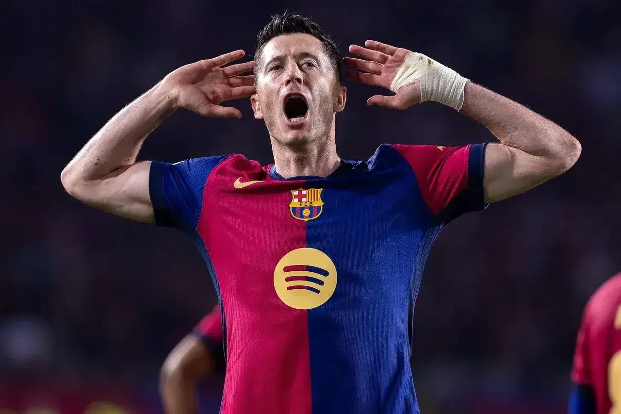 Piłkarz FC Barcelona z opaską na ręce, z rękami przy uszach, krzyczy. Jego bramki to kluczowe barcelona statystyki.