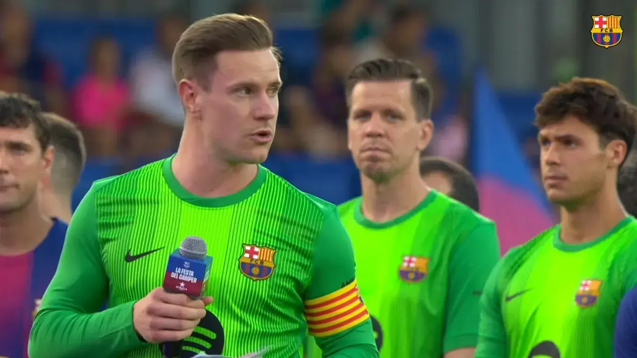 Marc-André ter Stegen z obecnej drużyny FC Barcelona przemawia do mikrofonu.