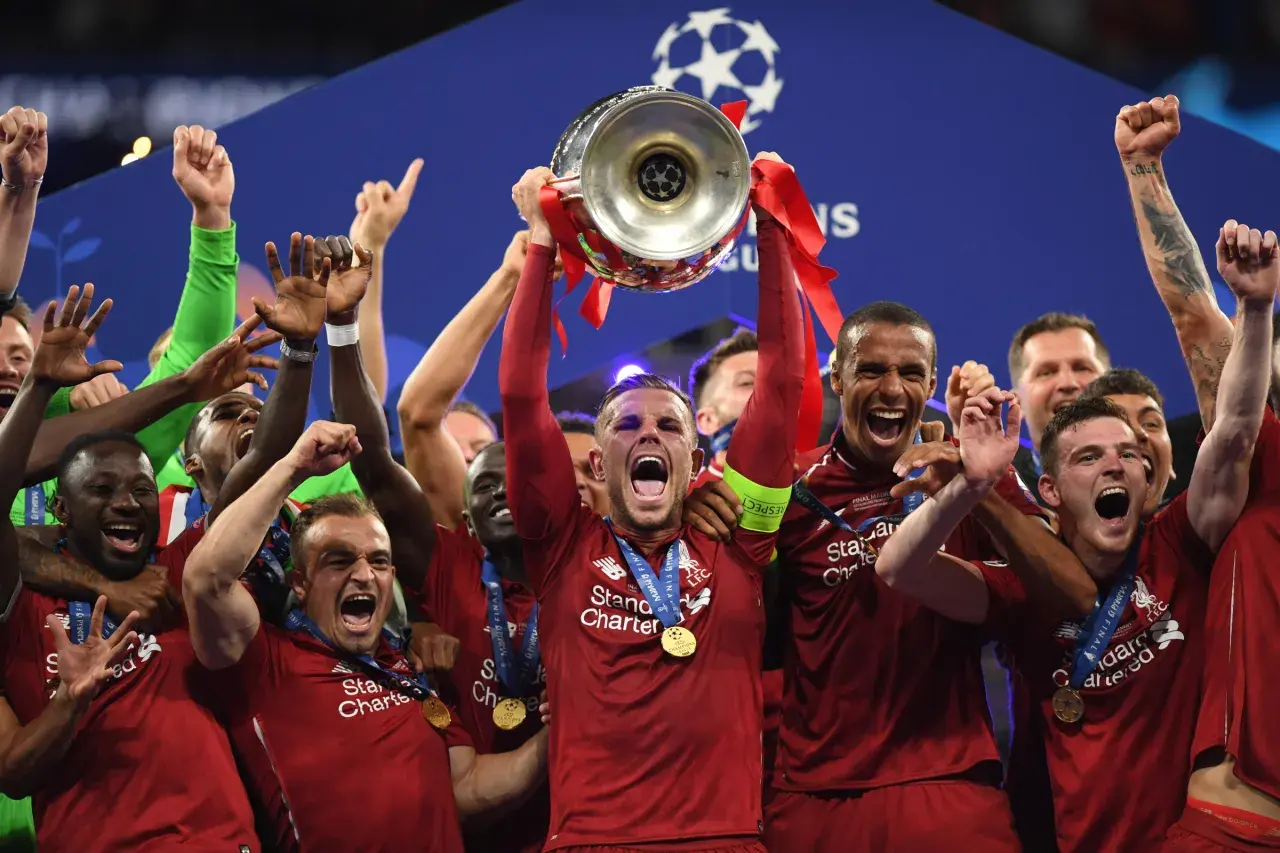 Piłkarze Liverpoolu świętują zdobycie Pucharu Ligi Mistrzów. To ich szósty triumf, co czyni ich jednym z najbardziej utytułowanych klubów w historii tych rozgrywek.
