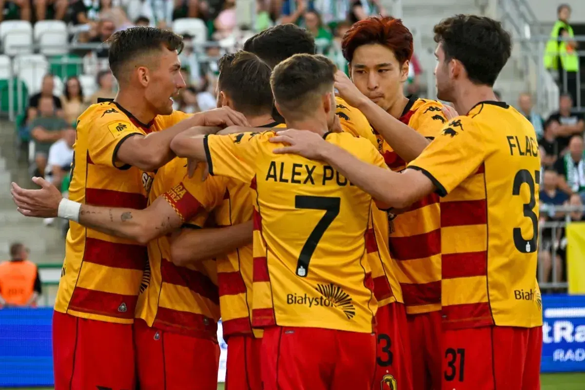 Piłkarze Jagiellonii świętują bramkę. Nowe jagiellonia transfery przynoszą radość kibicom.