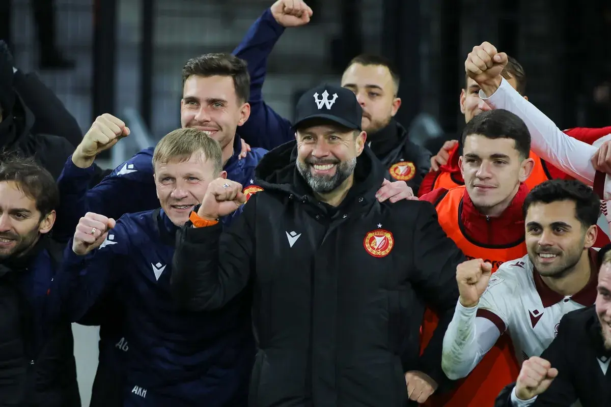 Uśmiechnięci piłkarze i sztab Widzewa świętują sukces. Czy to efekt udanych widzew transfery?