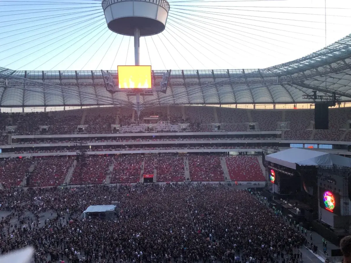 Koncert na Narodowym. Tłum ludzi na płycie, trybuny pełne. Może to jedne z najgorszych miejsc na stadionie narodowym, bo daleko od sceny.