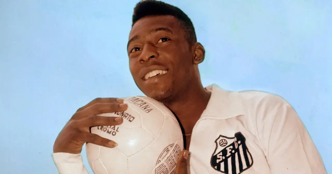 Uśmiechnięty Pelé z piłką, w koszulce Santos. Pytanie