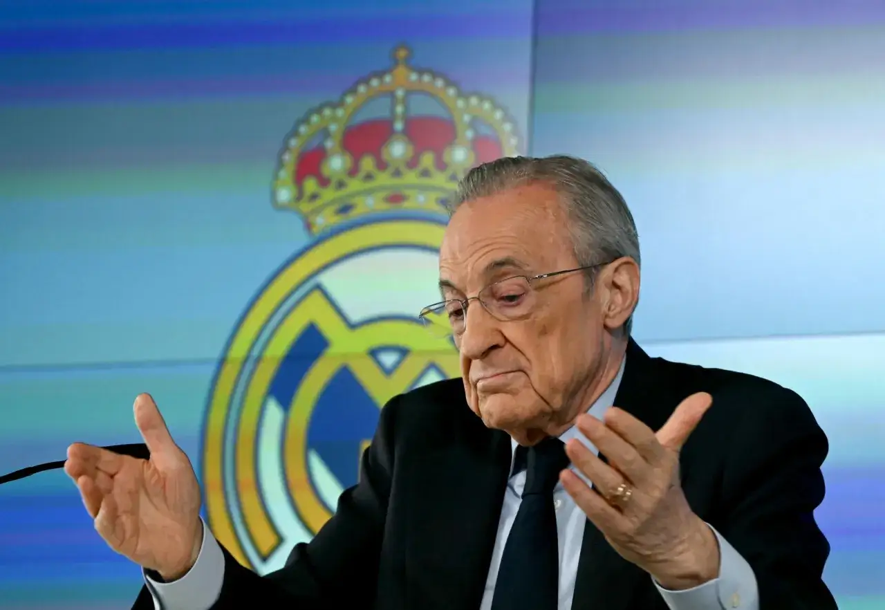 Florentino Pérez, właściciel Realu Madryt, przemawia na tle klubowego logo.