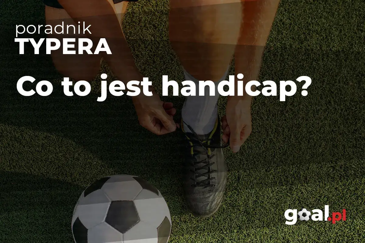 Poradnik typera: Co to jest handicap w piłce nożnej? Zawodnik wiąże sznurówki przy piłce.