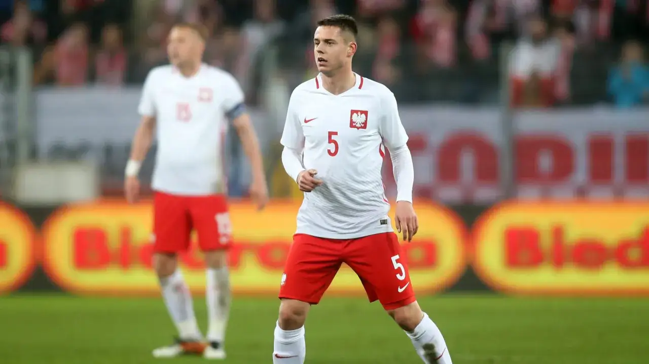 Piłkarz z numerem 5 na koszulce, imię Borysiuk, w biało-czerwonym stroju reprezentacji Polski.
