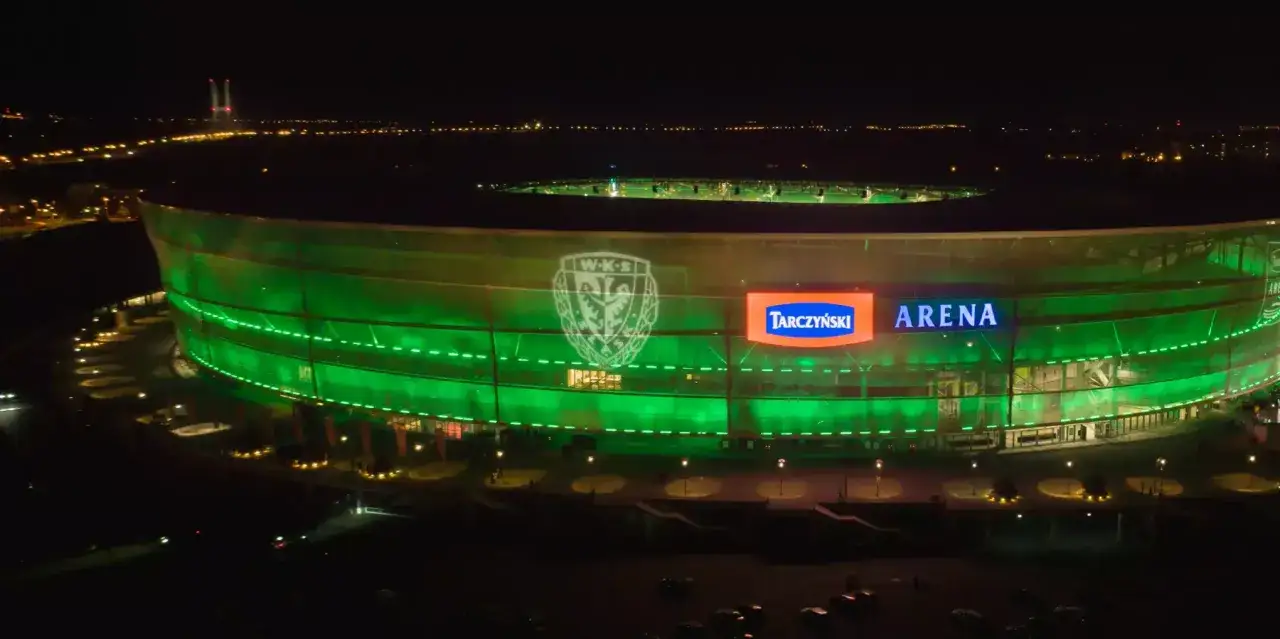 Stadion Tarczyński Arena we Wrocławiu w zielonych barwach. Nowy właściciel Śląska Wrocław z pewnością cieszy się z tej iluminacji.