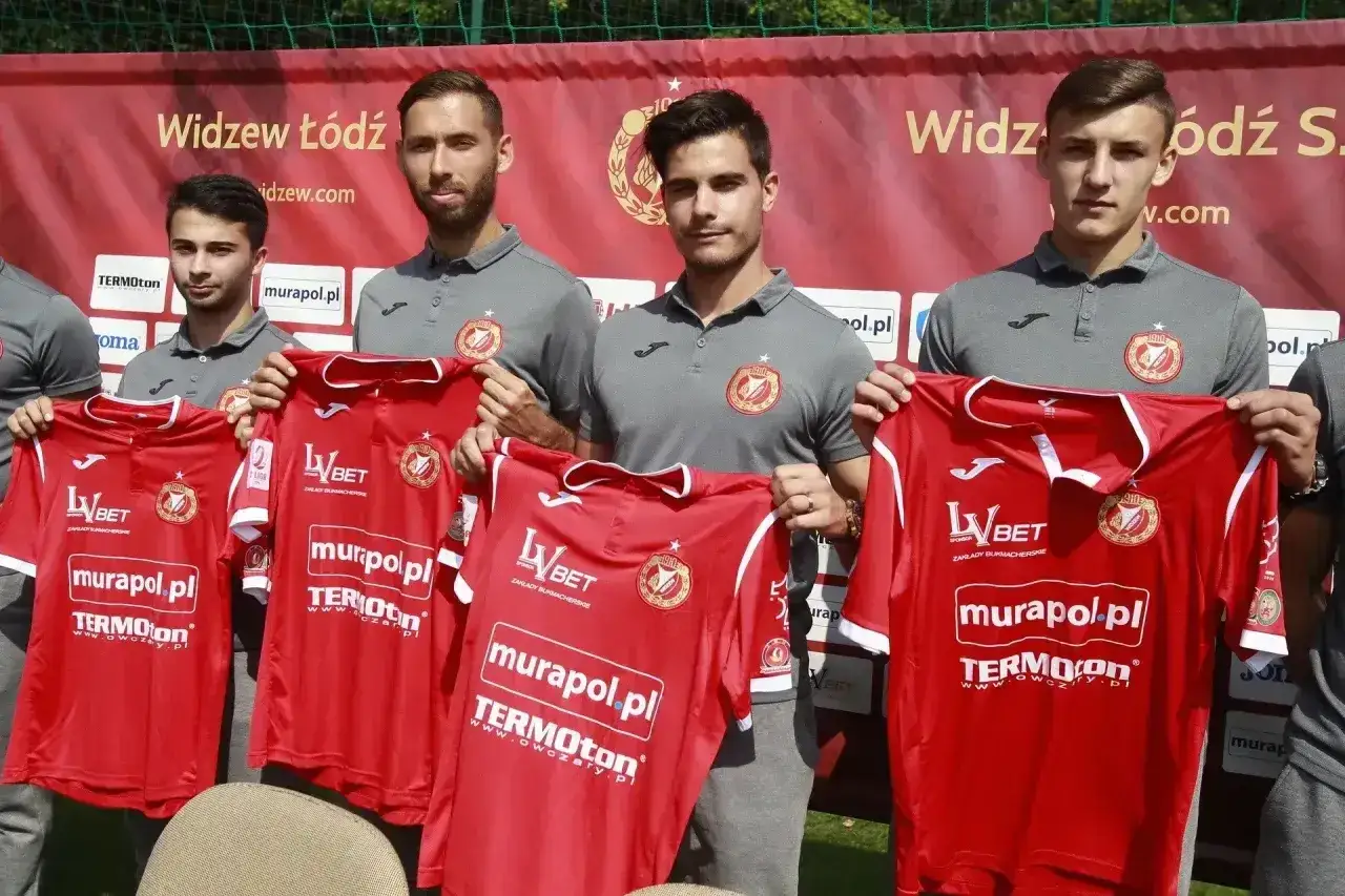 Młodzi piłkarze prezentują nowe stroje. To ważne widzew transfery, które wzmocnią drużynę.