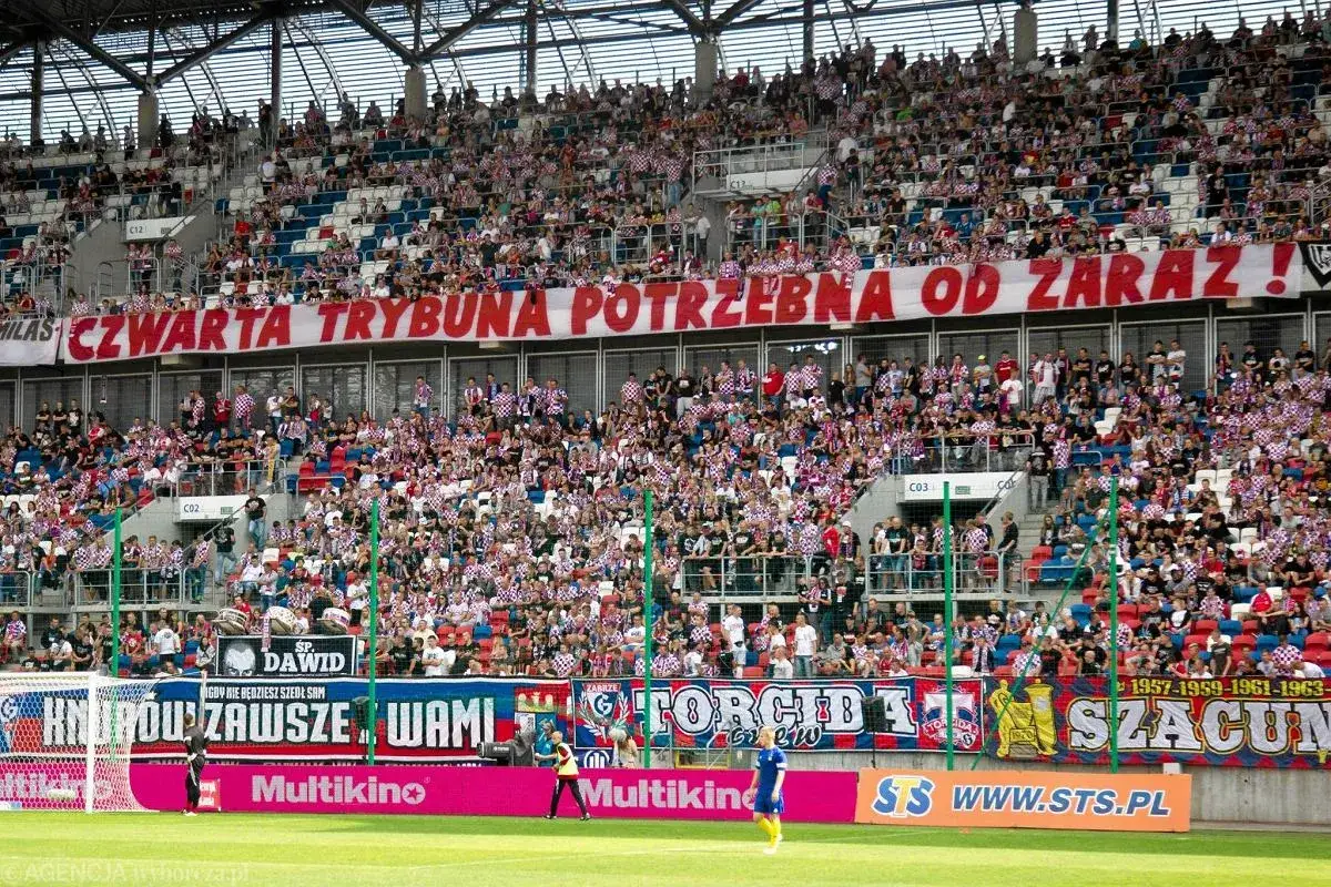 Trybuny stadionu Górnika Zabrze wypełnione kibicami. Transparent