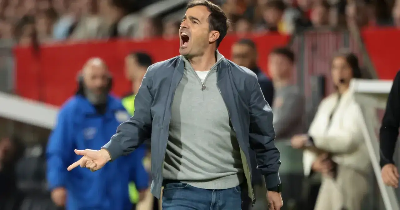 Emocjonalny trener Bayer Leverkusen Xabi Alonso krzyczy z linii bocznej, wskazując palcem.