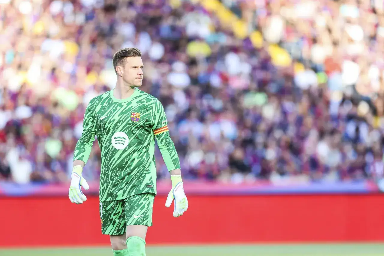 Marc-André ter Stegen, bramkarz FC Barcelony, w zielonym stroju z charakterystycznym wzorem, gotowy do akcji.