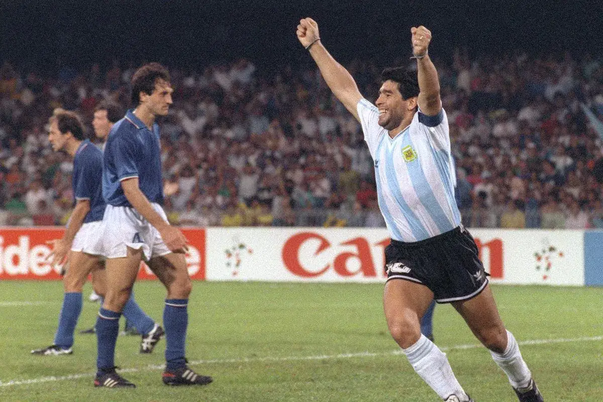 Diego Maradona świętuje zwycięstwo Argentyny. Czy Maradona żyje? Tak, jego duch wciąż żyje na boisku!