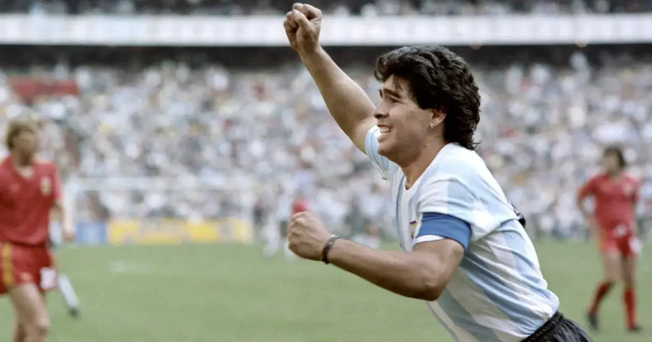 Diego Maradona świętuje bramkę, jego radość odzwierciedla jego niesamowite statystyki.