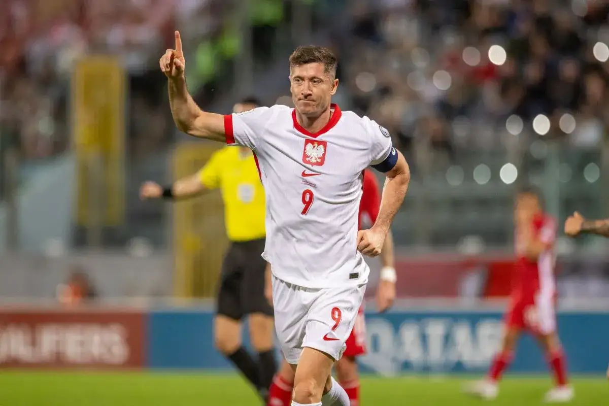 Robert Lewandowski, jedna z legend piłki nożnej, świętuje bramkę w biało-czerwonej koszulce reprezentacji Polski.
