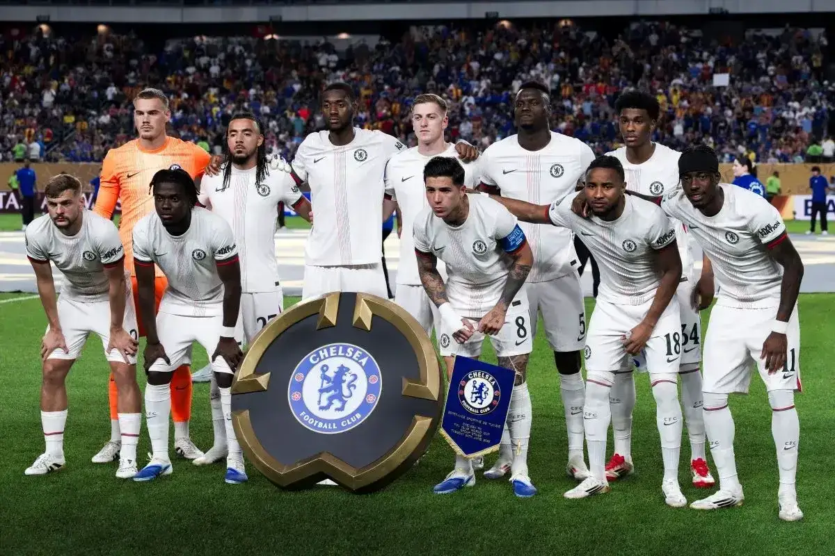 Drużyna piłkarzy Chelsea pozuje do zdjęcia z tarczą klubu.
