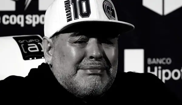 Diego Maradona w czapce z numerem 10. Wiele osób zastanawia się, czy Maradona żyje, ale jego legenda wciąż trwa.